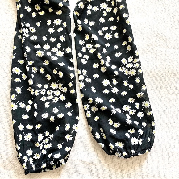 Mudd Black Daisy Scoop Button Front Cropped Blouse - Picture 5 of 9